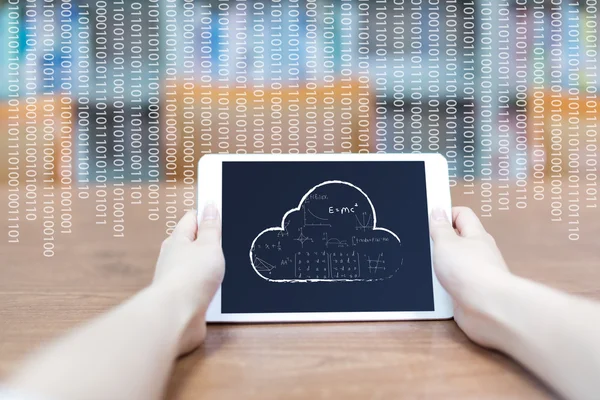 手でクラウドのデータを搭載したタブレットします。 — ストック写真