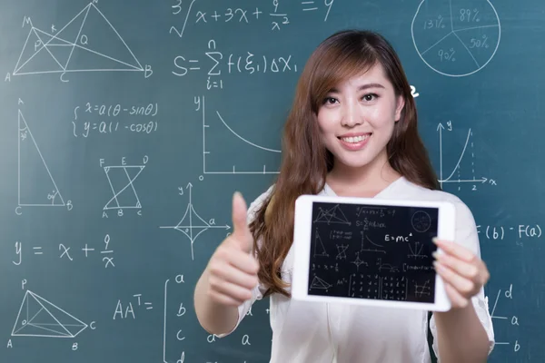 Asiatische Mädchen Lehrer mit Tablet und Tafel — Stockfoto