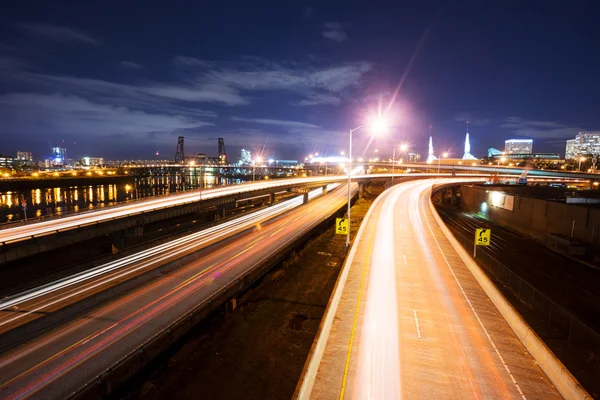 Nachts viel Verkehr auf der Straße in Portland — Stockfoto