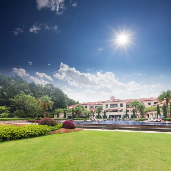 Beautiful grassland in back yard of holiday hotel — Stock Photo, Image