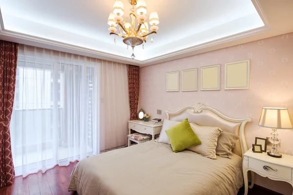 Modern yatak odasının içi