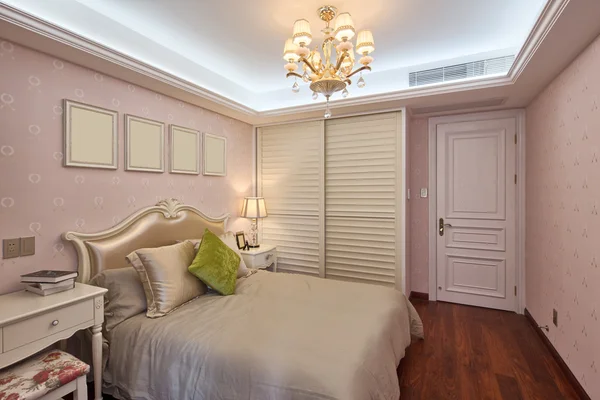 Modern yatak odasının içi