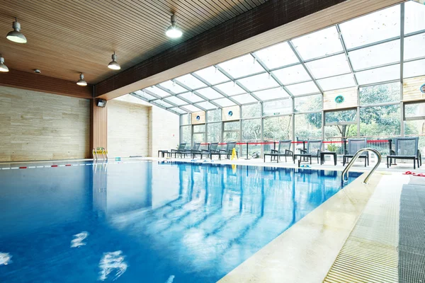 Diseño de la piscina en el gimnasio moderno — Foto de Stock