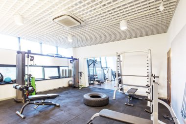 Dekorasyon ve modern bir spor salonu ekipmanları