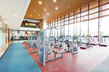 Dekorasyon ve modern bir spor salonu ekipmanları