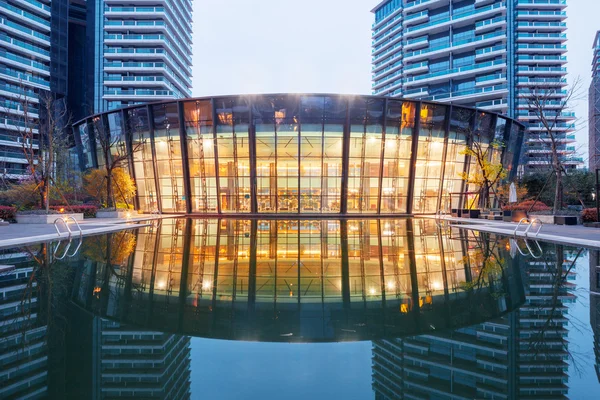 Moderni edifici per uffici vicino all'acqua al tramonto — Foto Stock