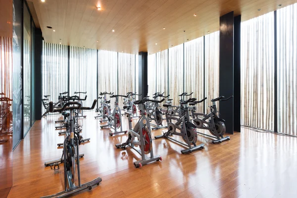 Décoration et équipement dans la salle de gym moderne — Photo