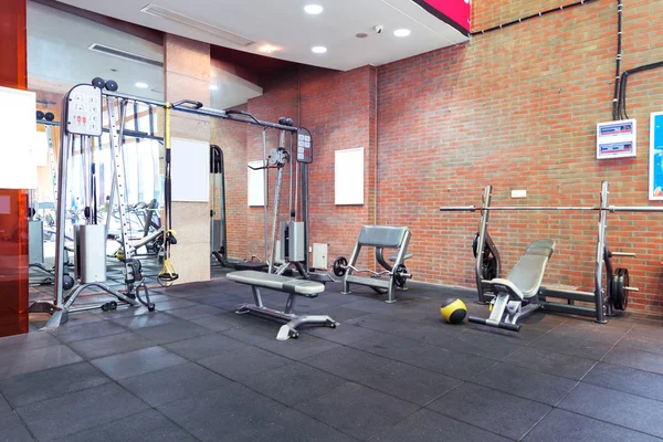 Décoration et équipement dans la salle de gym moderne — Photo