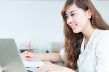 Asyalı kız öğrenci sınıfta