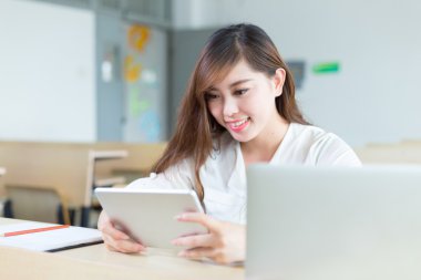 kız öğrenci dizüstü bilgisayar ve sınıfında tablet