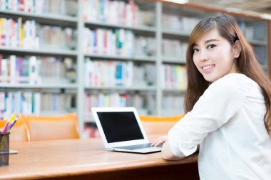 okul Kütüphanesi içinde laptop ile Asyalı kız