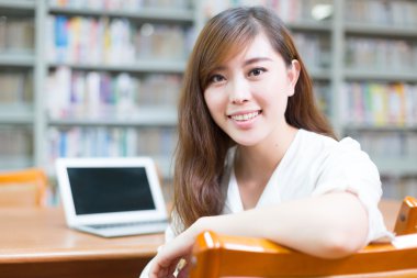 okul Kütüphanesi içinde laptop ile Asyalı kız