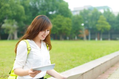 Asyalı öğrenci kız tablet ile