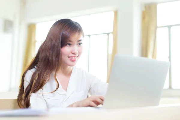 Aziatisch meisje student in de klas — Stockfoto