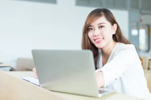 Asiatico ragazza studente in aula — Foto Stock