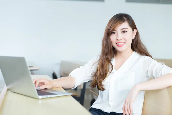 Aziatisch meisje student in de klas — Stockfoto