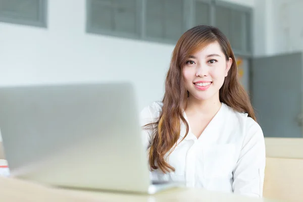 亚洲女学生在教室里 — 图库照片