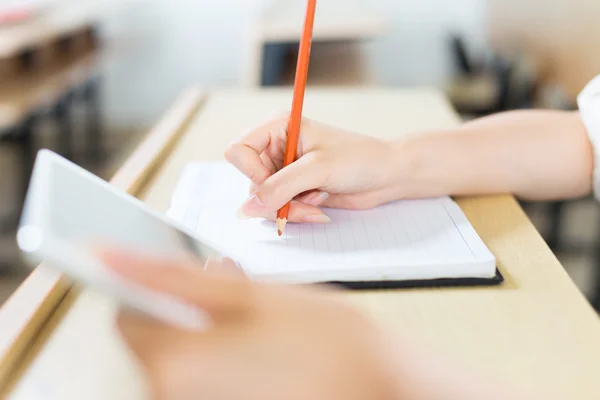 Aziatisch meisje student in de klas — Stockfoto