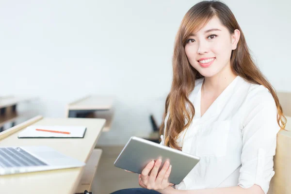 Murid perempuan asia di kelas — Stok Foto