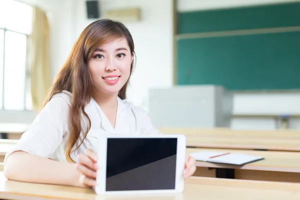 Asiatische Mädchen student im Klassenzimmer — Stockfoto