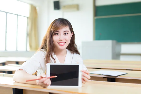 Menina asiática estudante em sala de aula — Fotografia de Stock