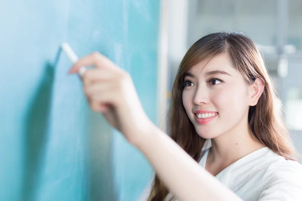 교실에서 녹색 칠판 소녀 — 스톡 사진