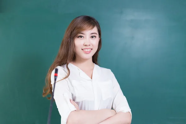 Chica con pizarra verde en el aula — Foto de Stock