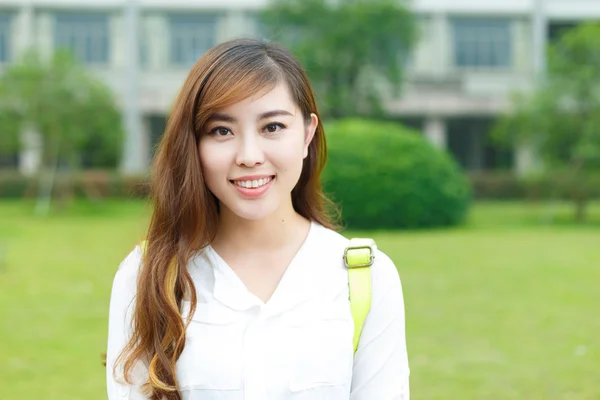 Unga vackra asiatiska student tjej — Stockfoto