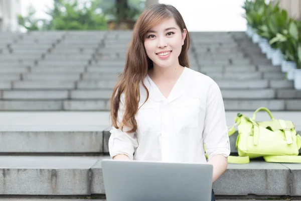 Asiatisk tjej med laptop i skolan — Stockfoto