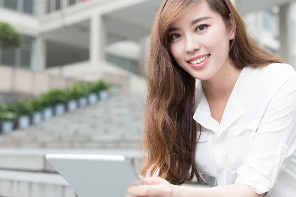 Asiatico ragazza con tablet in scuola — Foto Stock