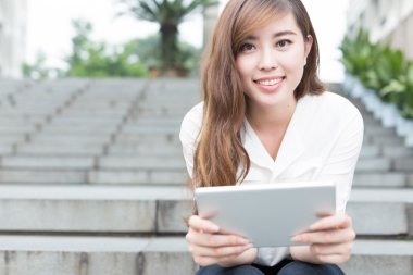 Asyalı kız okulda tablet ile 