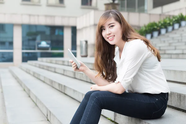 Chica asiática con tableta en la escuela —  Fotos de Stock