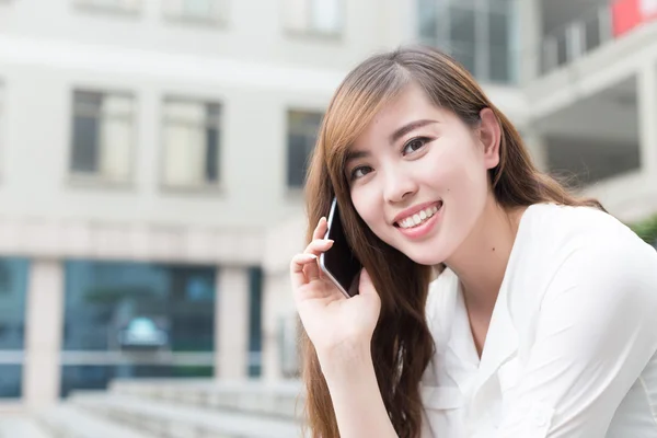 Asiatisk tjej med telefonen i skolan — Stockfoto