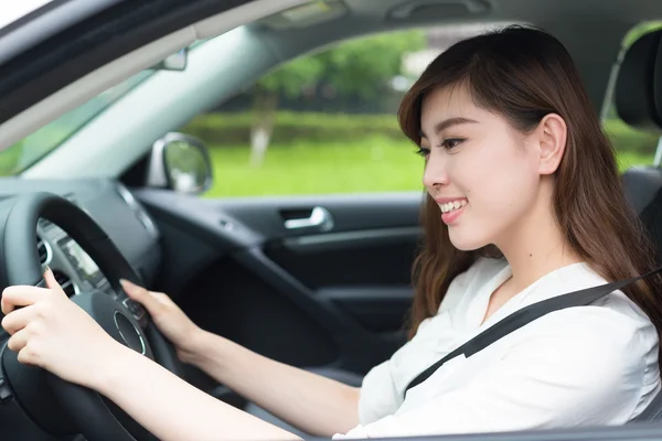 Jovem bela menina asiática no carro — Fotografia de Stock