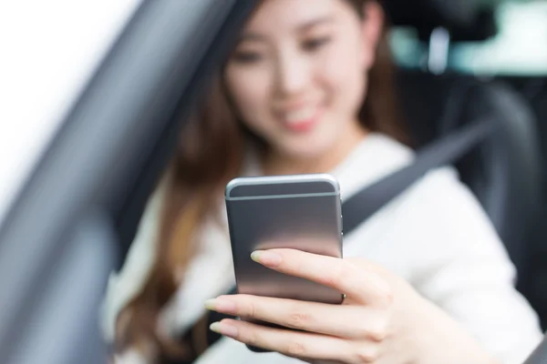 Jovem asiático menina com telefone no carro — Fotografia de Stock