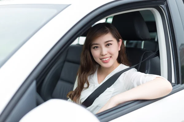 Jovem bela menina asiática no carro — Fotografia de Stock