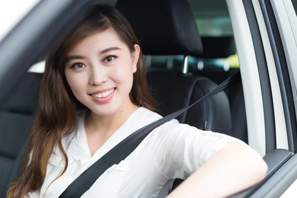 Giovane bella ragazza asiatica in auto — Foto Stock