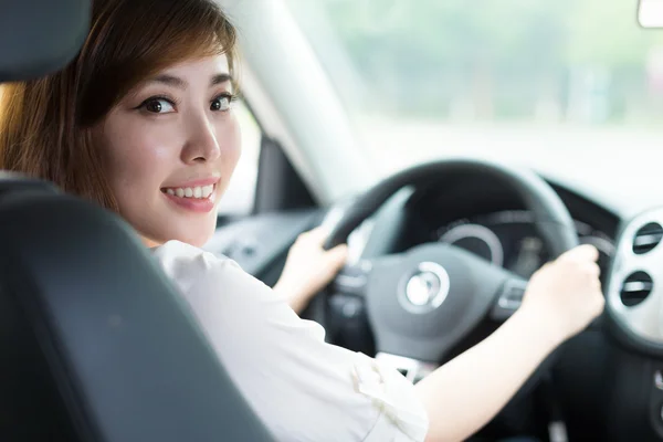 Jovem bela menina asiática no carro — Fotografia de Stock