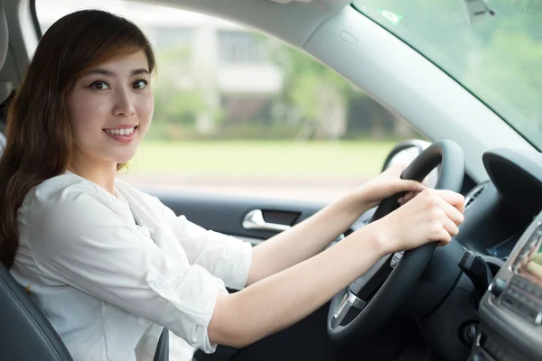 Genç güzel Asyalı kız arabada — Stok fotoğraf