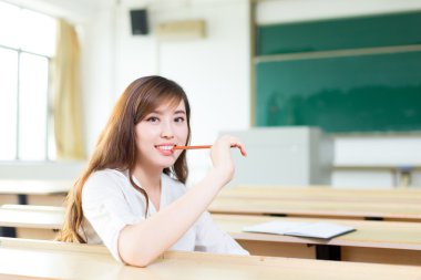 Asyalı kız öğrenci sınıfta