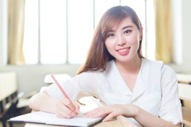 Asyalı kız öğrenci sınıfta