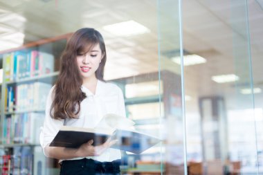 Asyalı kız Üniversite öğrenci Kitaplığı'nda