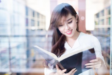 Asyalı kız Üniversite öğrenci Kitaplığı'nda