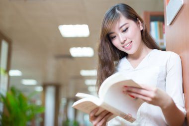 Asyalı kız Üniversite öğrenci Kitaplığı'nda