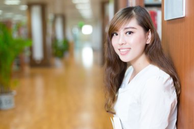 Asyalı kız Üniversite öğrenci Kitaplığı'nda