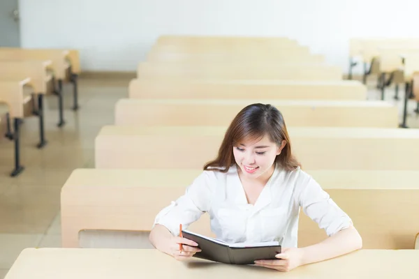 Asijská dívka studentů ve třídě — Stock fotografie