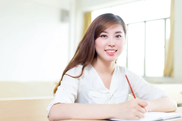 Asiatique fille étudiant dans salle de classe — Photo