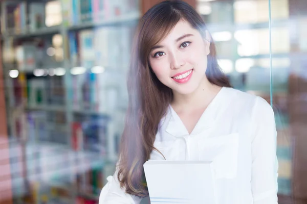 Asiatico ragazza università studente in biblioteca — Foto Stock
