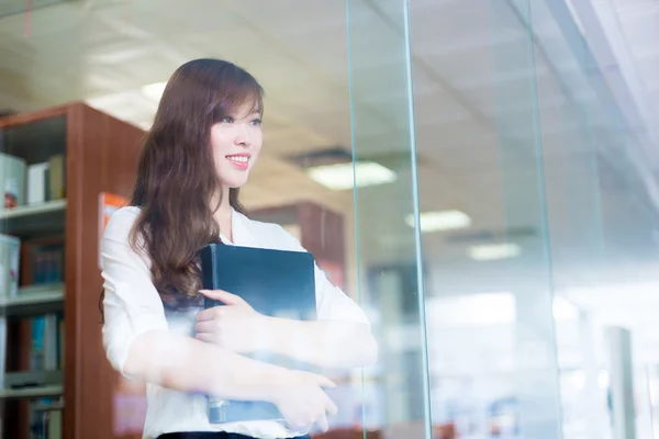 Asiatico ragazza università studente in biblioteca — Foto Stock