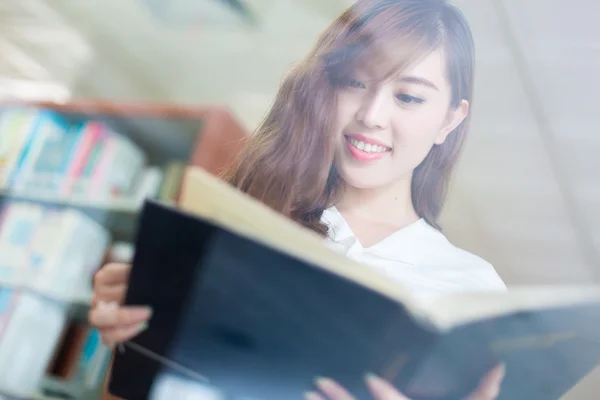 Asijská studentka univerzity v knihovně — Stock fotografie